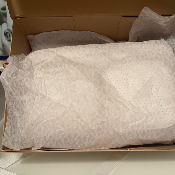 NWT Authentic Michael Kors W/ LG Hanover Crossbody Bag with the organic box❤️❤️ - Picture 9 of 10